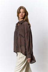 מכופתרת פסים כיס