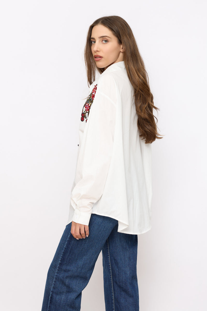 מכופתרת לבנה פאטצ'ים