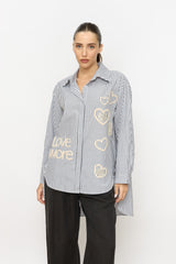 מכופתרת פסים רקמת לבבות