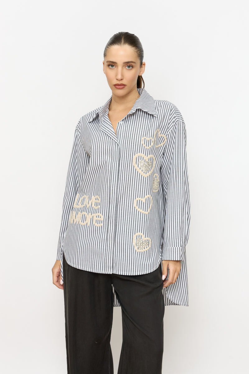 מכופתרת פסים רקמת לבבות