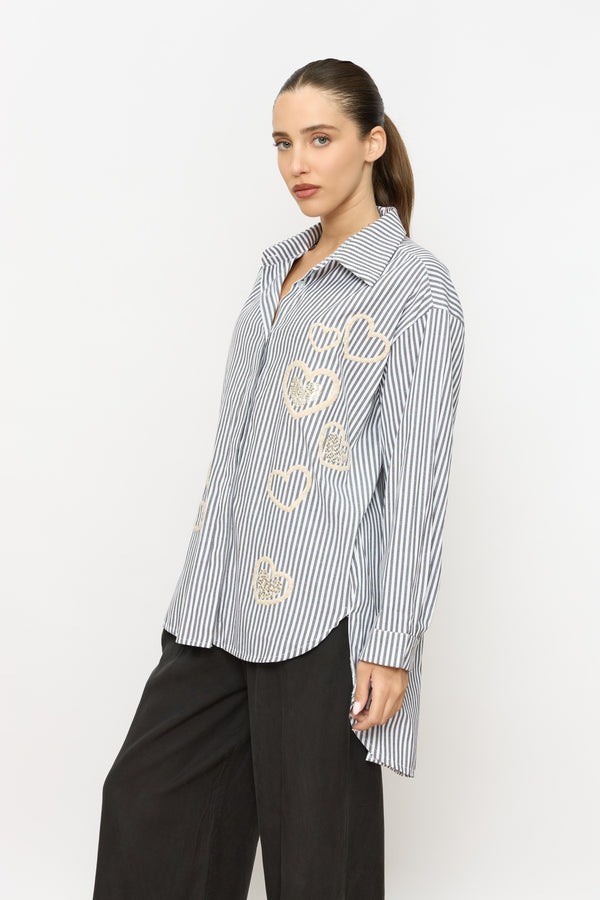 מכופתרת פסים רקמת לבבות