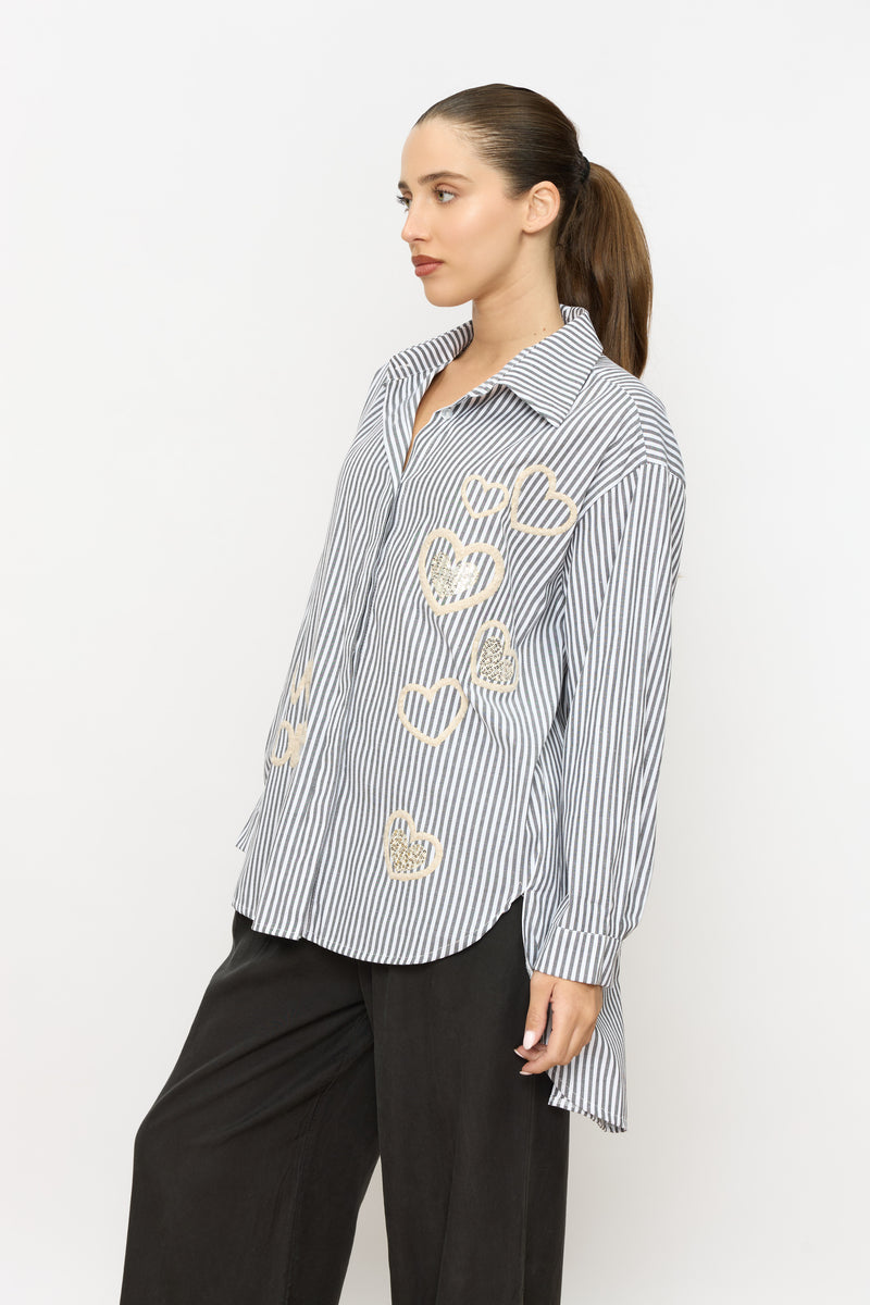 מכופתרת פסים רקמת לבבות