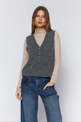 אפודה מכופתרת