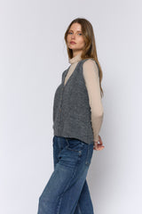 אפודה מכופתרת