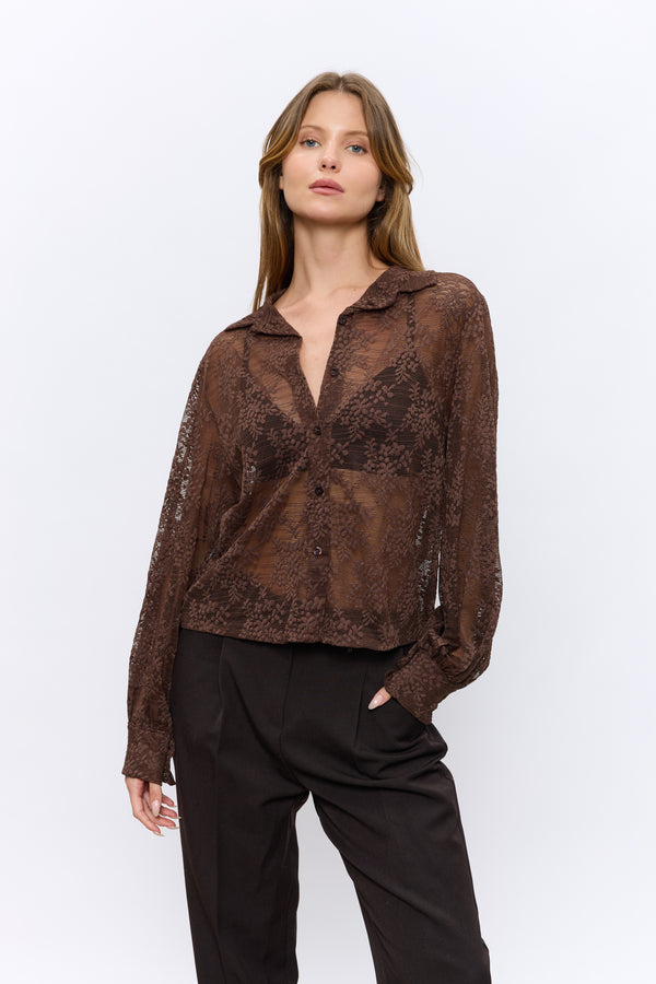 מכופתרת תחרה