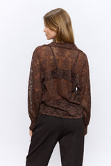 מכופתרת תחרה