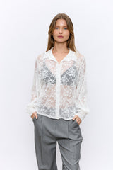 מכופתרת תחרה