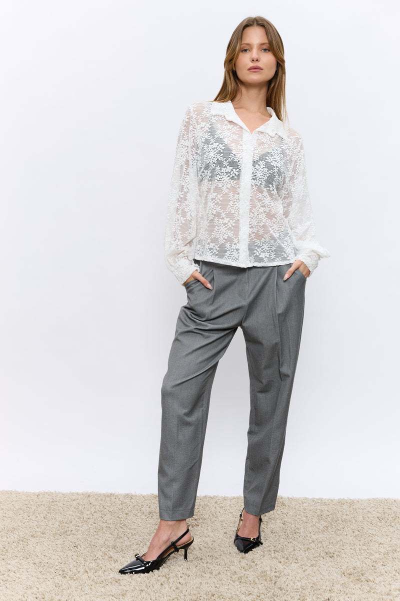 מכופתרת תחרה