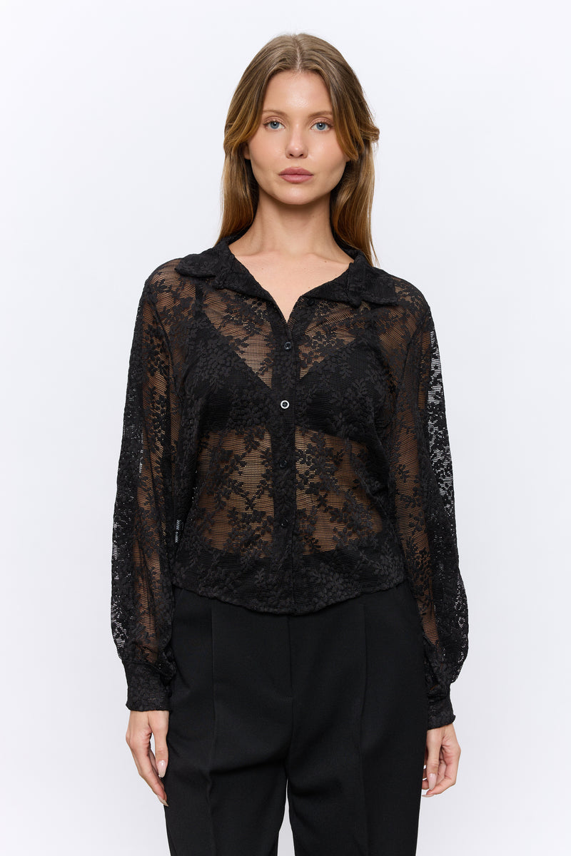 מכופתרת תחרה