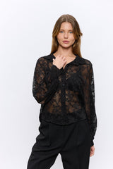 מכופתרת תחרה