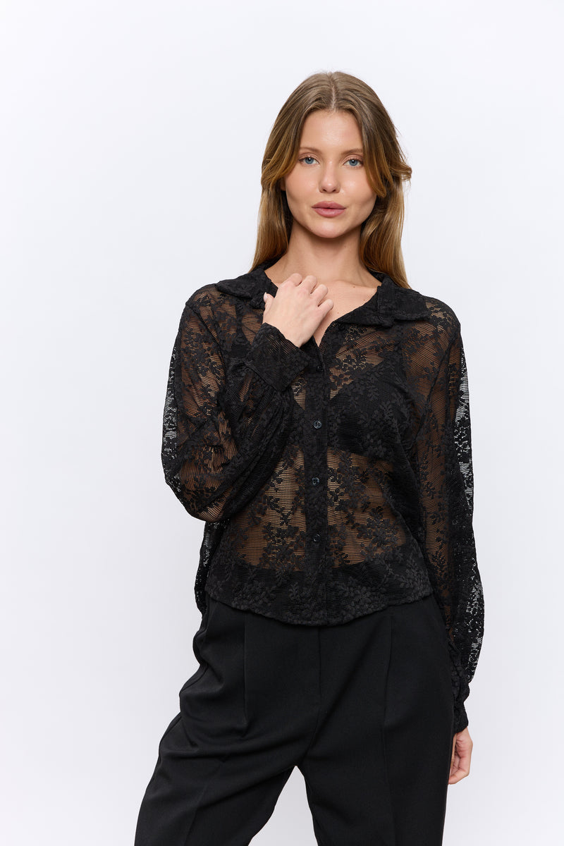 מכופתרת תחרה