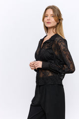 מכופתרת תחרה