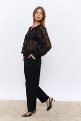 מכופתרת תחרה