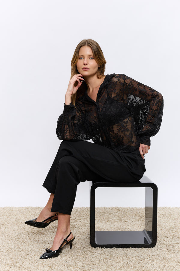 מכופתרת תחרה