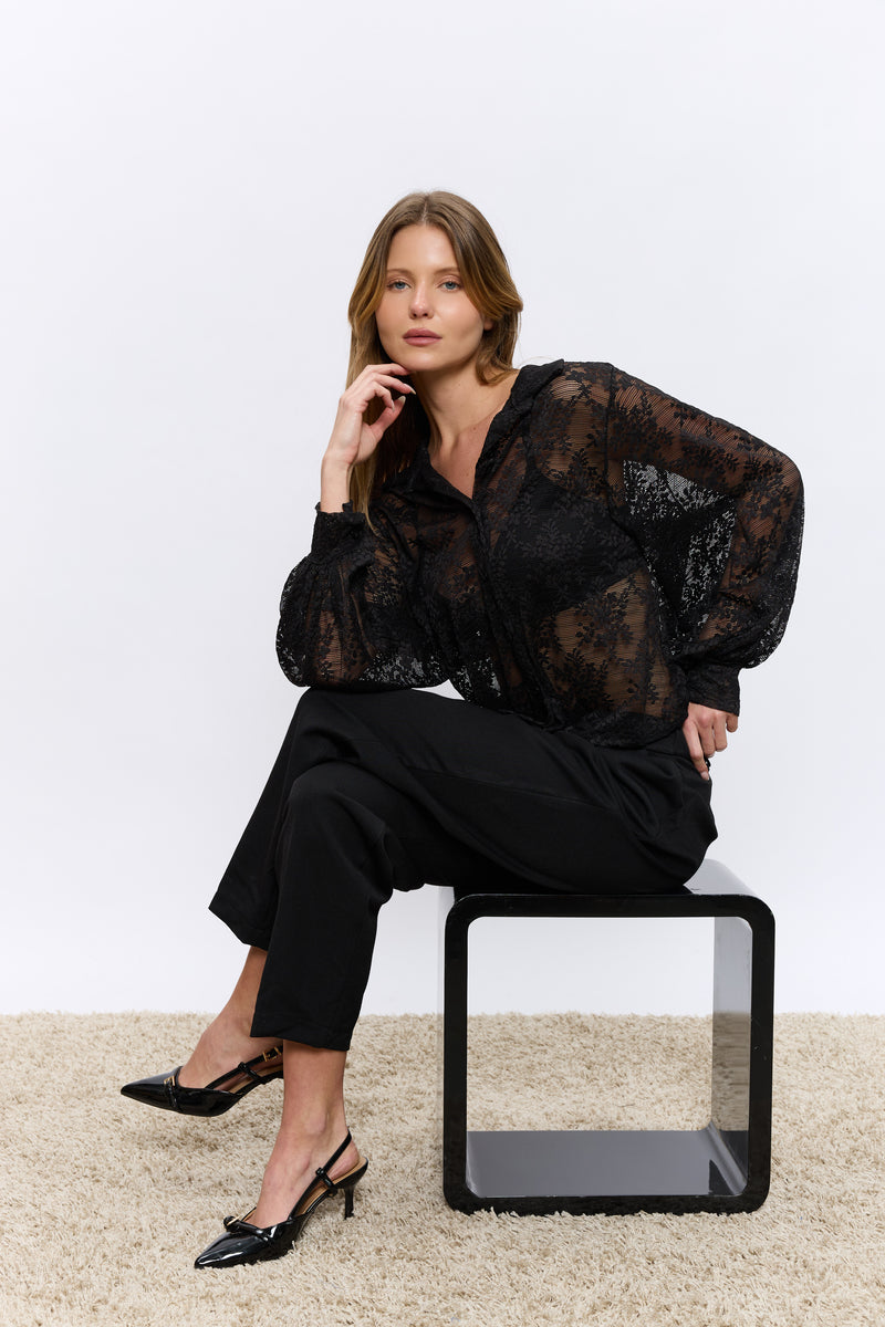 מכופתרת תחרה