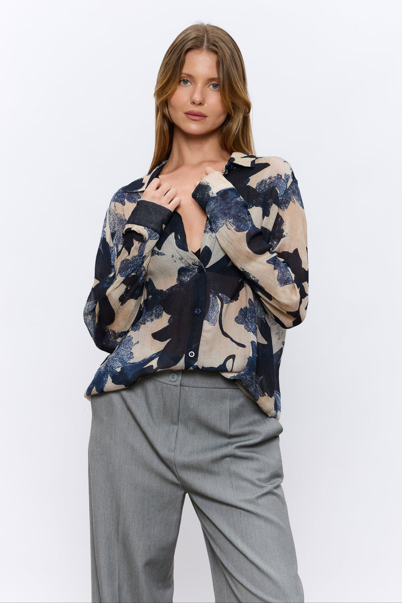 מכופתרת מודפסת