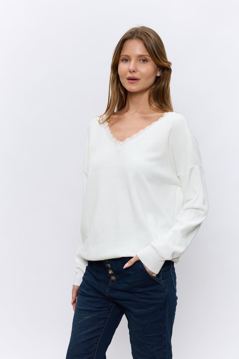 תחרה כנפיים בגב V סריג