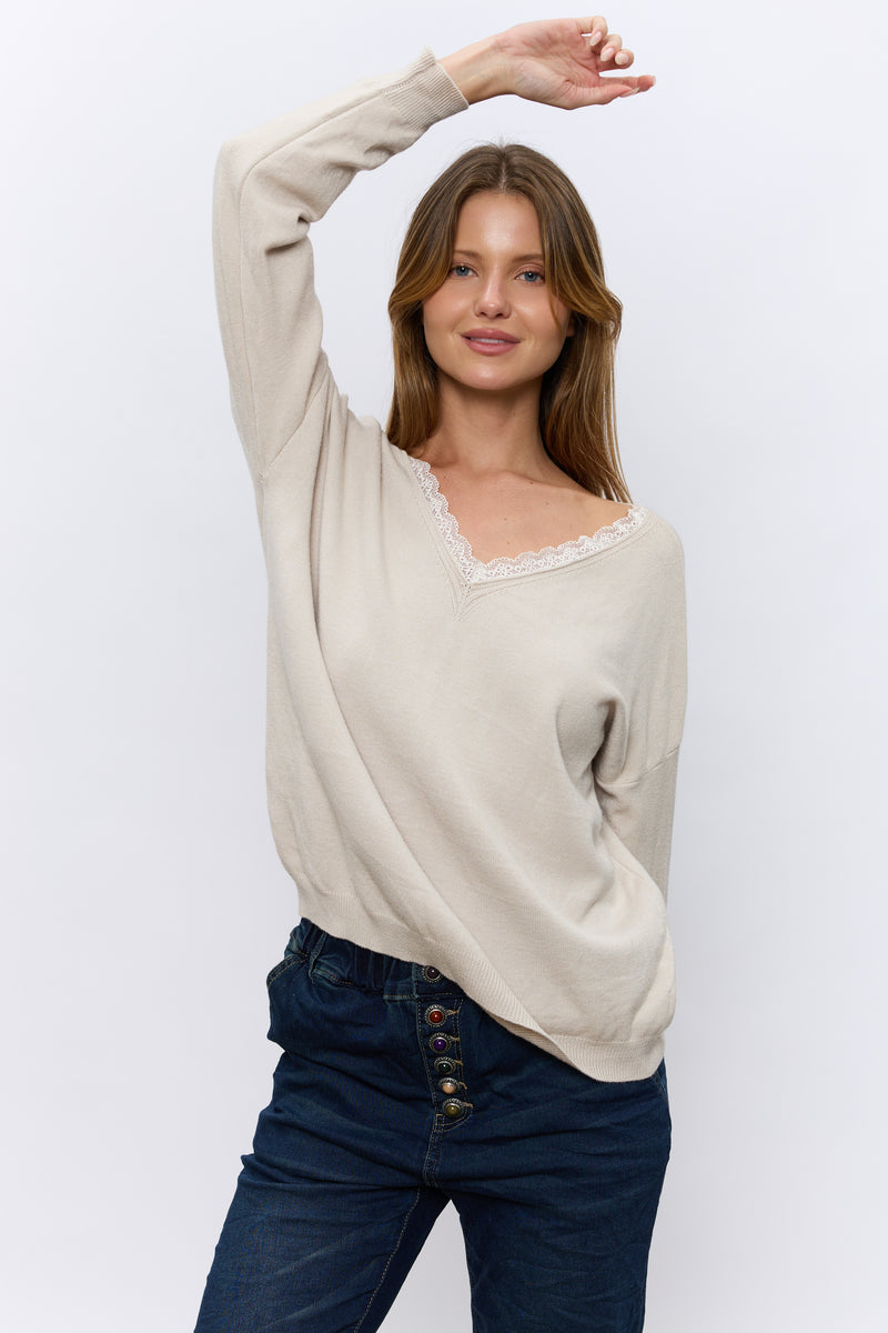 תחרה כנפיים בגב V סריג