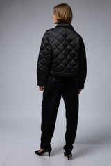 מעיל קווילט מעויין רחב