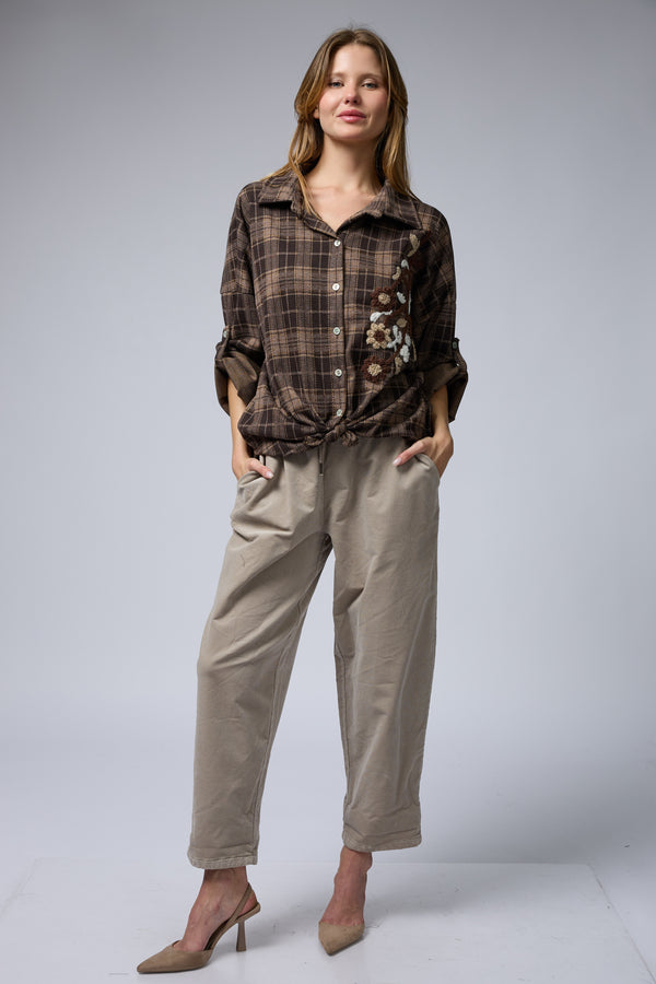 מכופתרת משבצות רקמת פרח