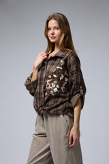 מכופתרת משבצות רקמת פרח