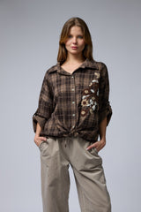 מכופתרת משבצות רקמת פרח